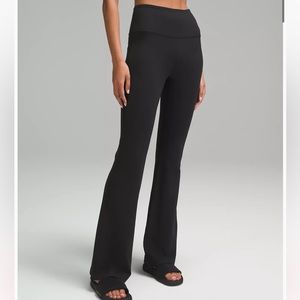 Lululemon Groove Super-High-Rise Flared Pant
Nulu size 16